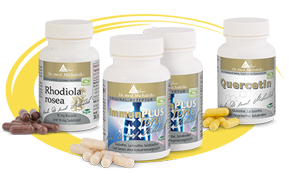 Rhodiola rosea 400 mg – Kapseln Vier Flaschen mit Nahrungsergänzungsmitteln: Rhodiola rosea, ImmunPLUS, Quercetin, verschiedene Kapseltypen, helle Farben, frontal abgebildet.