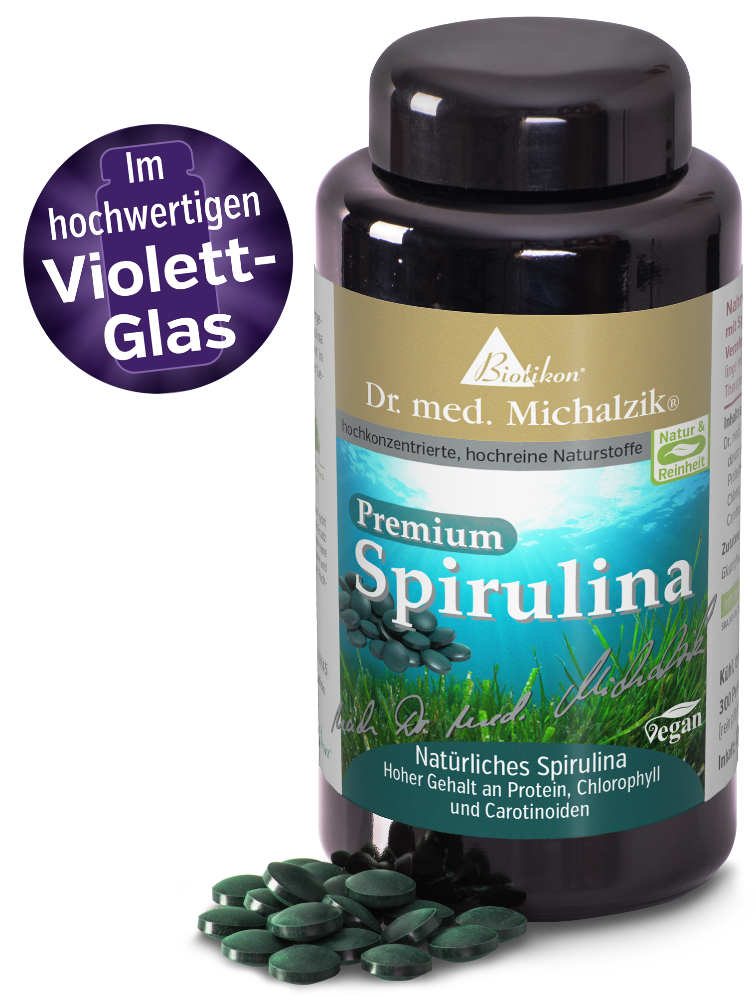 Premium-Spirulina-Dose im hochwertigen Violettglas Violette Glasflasche mit Premium Spirulina Tabletten, 300 Stück, grünliche Tabletten liegen auf dem Boden.