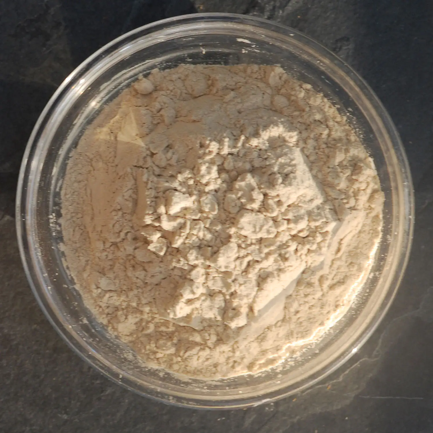 pflanzliche Enzyme Pulver Helle Pulverform in einer durchsichtigen Schüssel, 500 g, feine Konsistenz.