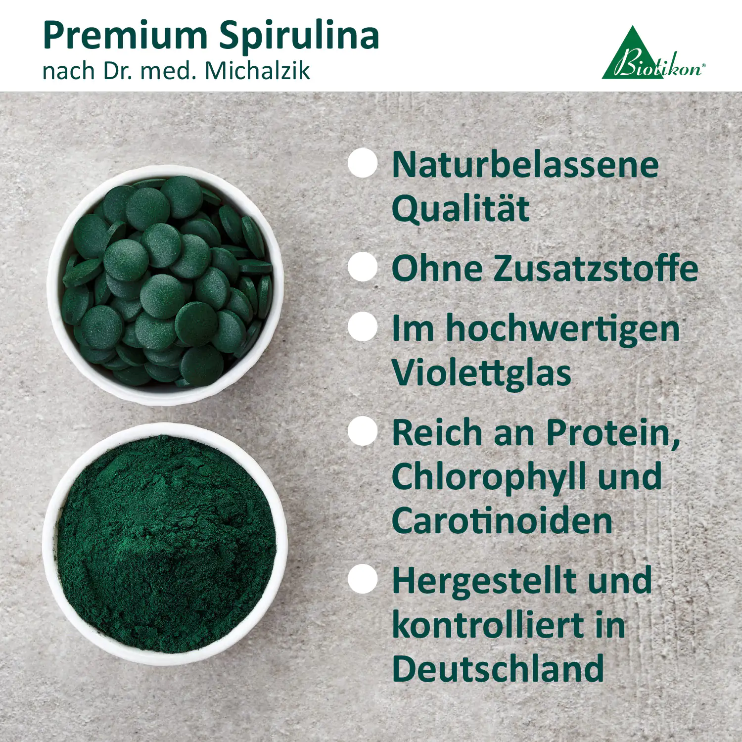 Qualitätsmerkmale Spirulina Grafik Premium Spirulina in zwei Schalen: grüne Tabletten und grünes Pulver, auf grauem Untergrund.