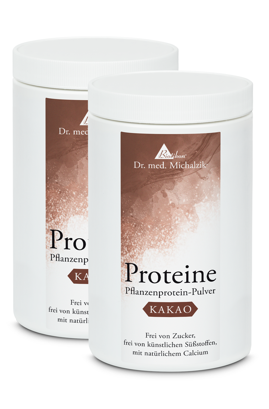 Pflanzenprotein-Pulver Kakao – 500 g Zwei weiße Dosen mit Pflanzenprotein-Pulver Kakao, 500 g, auf weißem Hintergrund.