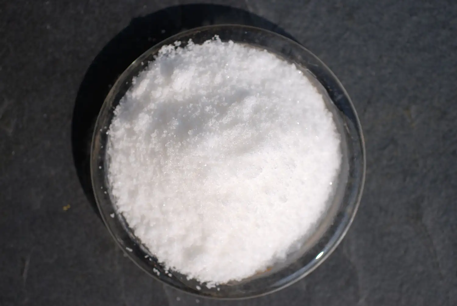 Acetyl-L-Carnitin Pulver Weißes Kreatin Monohydrat in einer klaren Schüssel, 500 g, aus der Draufsicht.