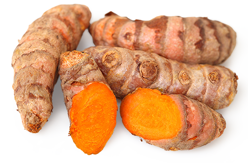 Kurkuma Wurzel – 500 g Frische Kurkuma Wurzeln, orangefarbene Schnitte, auf weißem Hintergrund.