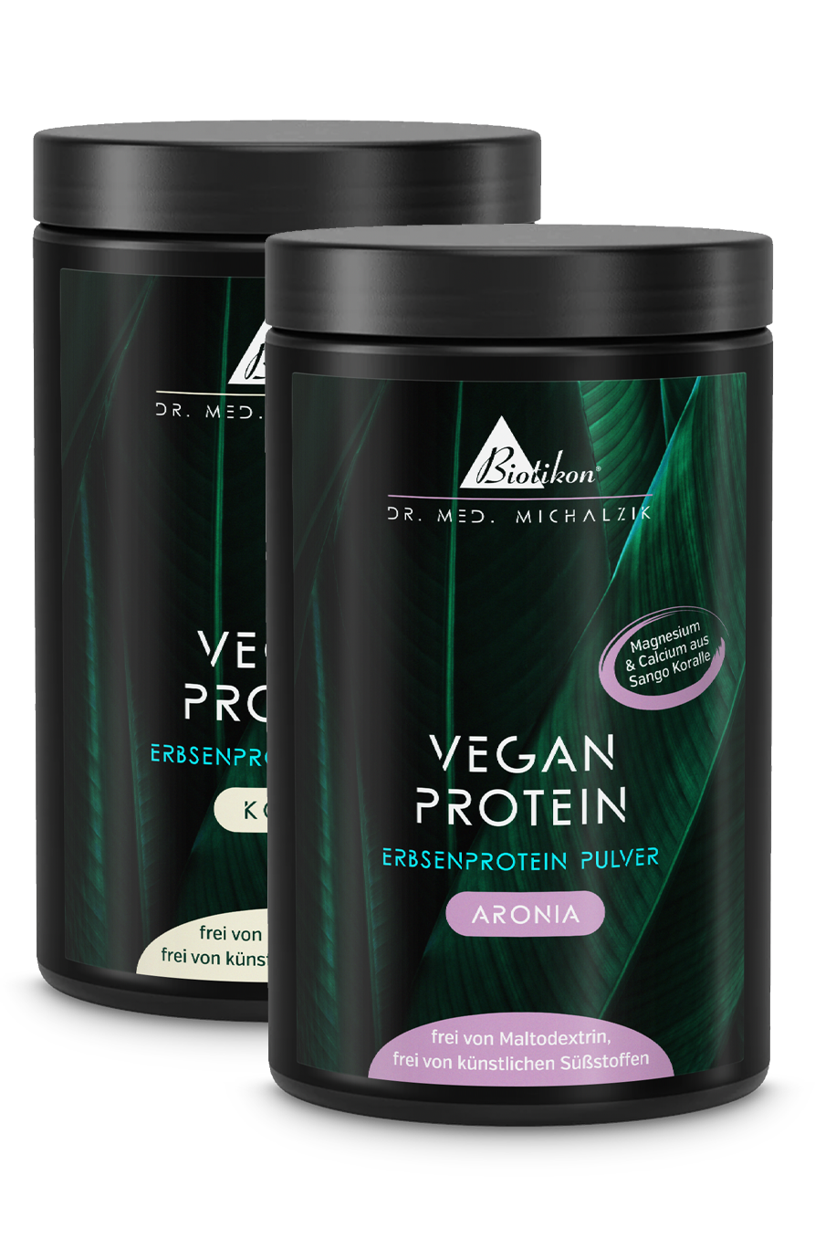 Zwei Dosen Pflanzenprotein-Pulver in Weiß, eine mit Aronia, die andere in Kakaogeschmack, 500 g.