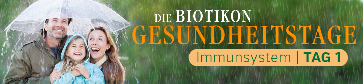 Biotikon Gesundheitstage – Immunsystem Familie unter Regenschirm, lächelnd, freundliche Atmosphäre, Regen um sie herum.