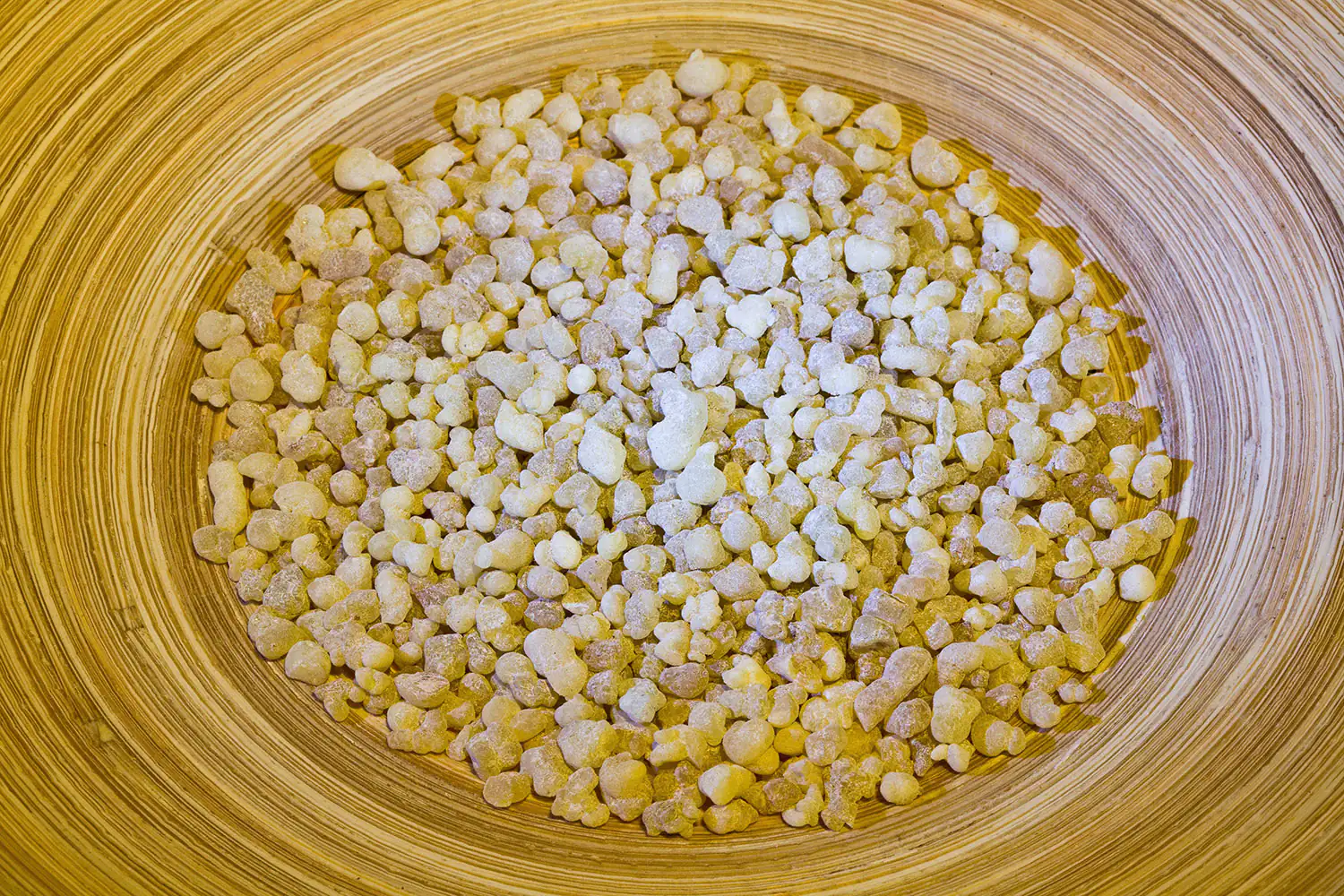 Weihrauch Harz Naturharz in einer Schale, körnig, beige-weiß, 100 g Menge, aus natürlichem Material.