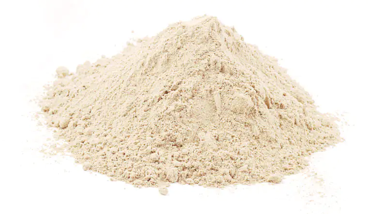 Pulverhaufen aus Beta-Glucan Haufen Maca Pulver in beiger Farbe, Verpackung nicht sichtbar, aus Sicht einer Nahaufnahme.