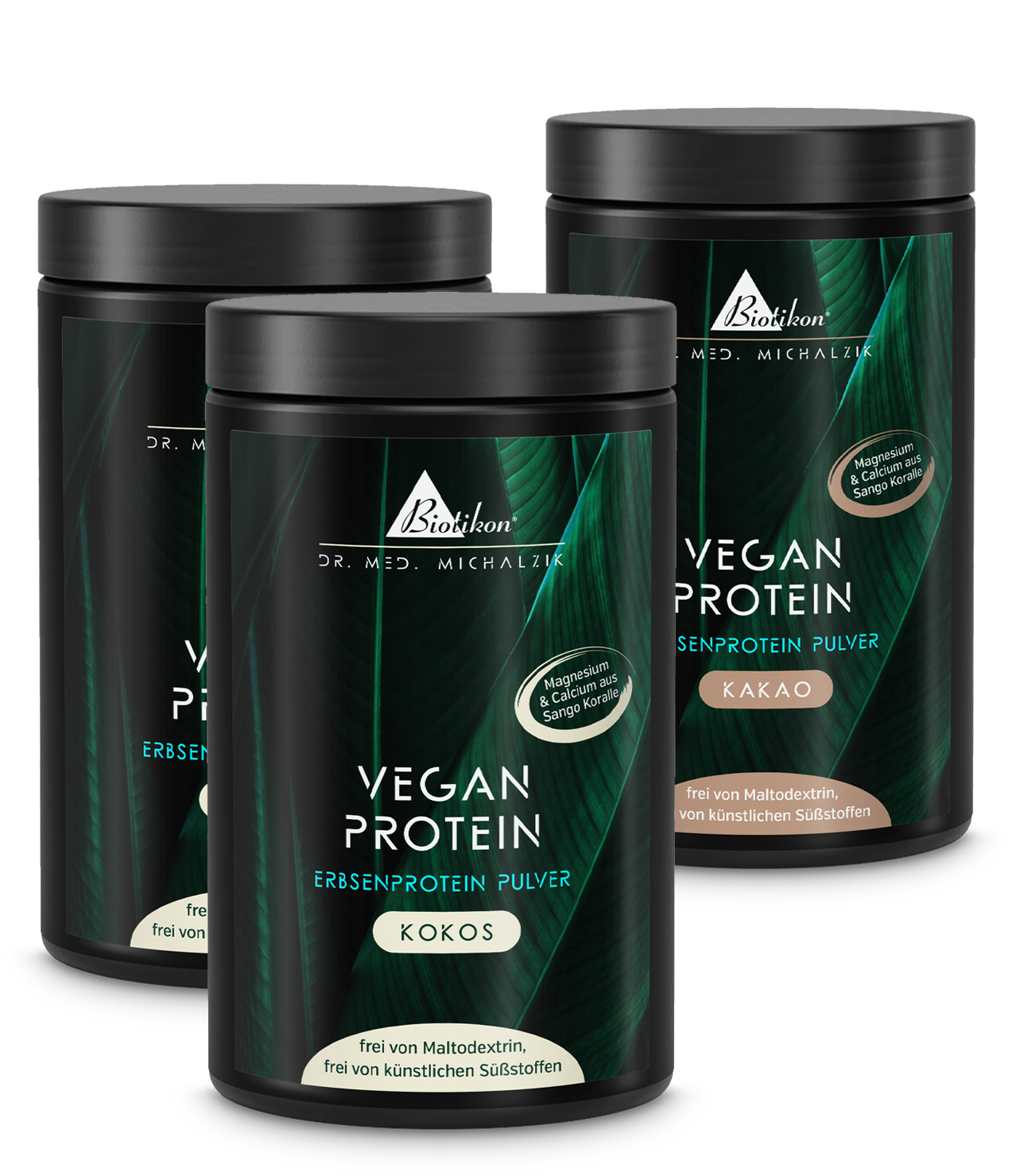 Drei Dosen Pflanzenprotein-Pulver in Weiß, Kokos und Kakao, mit einem Deckel, auf weißem Hintergrund.
