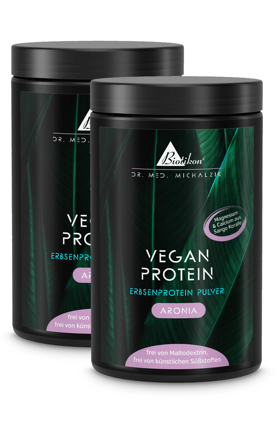 Zwei Behälter mit Pflanzenprotein-Pulver in Weiß, Etikett lila, 500 g.
