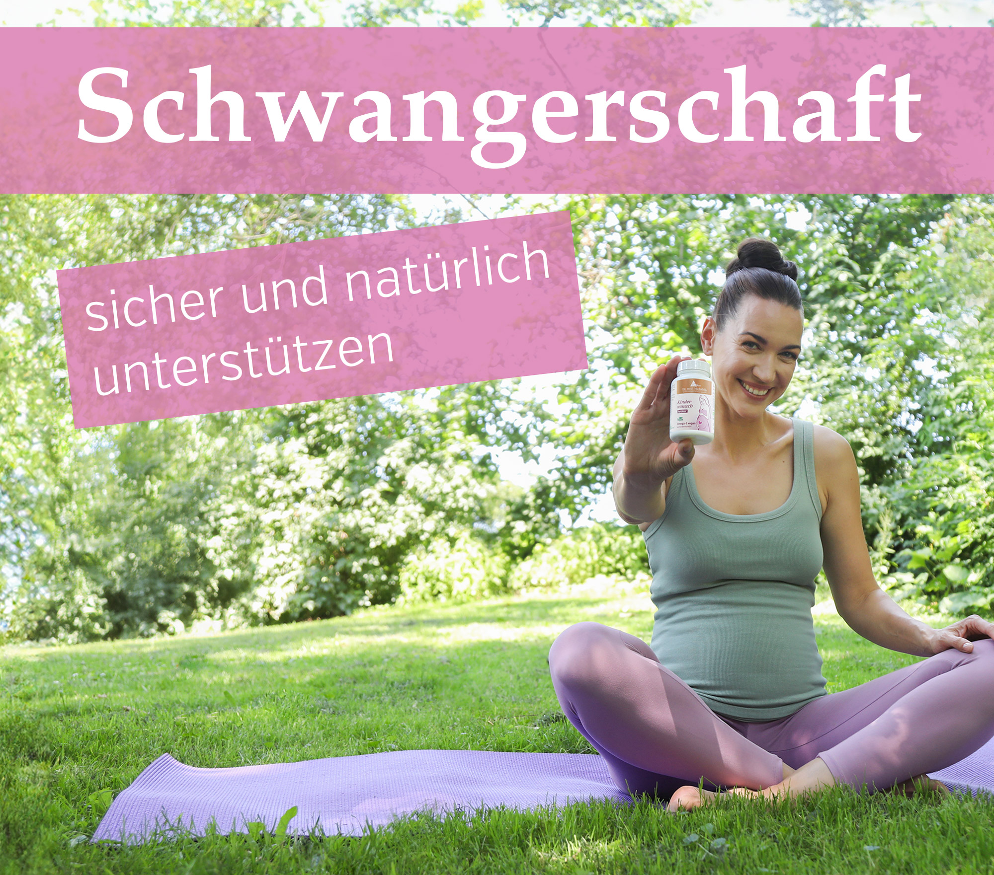 Schwangerschaftsunterstützung – Nahrungsergänzungsmittel Schwangere Frau sitzt auf einer Yogamatte und hält ein Fläschchen Nahrungsergänzungsmittel