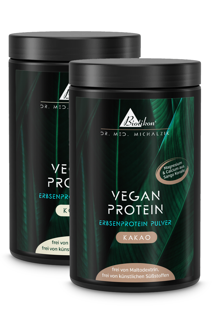 Zwei weiße Dosen mit Pflanzenprotein-Pulver, eine in Kakaogeschmack, die andere in neutralem Geschmack, jeweils 500 g.