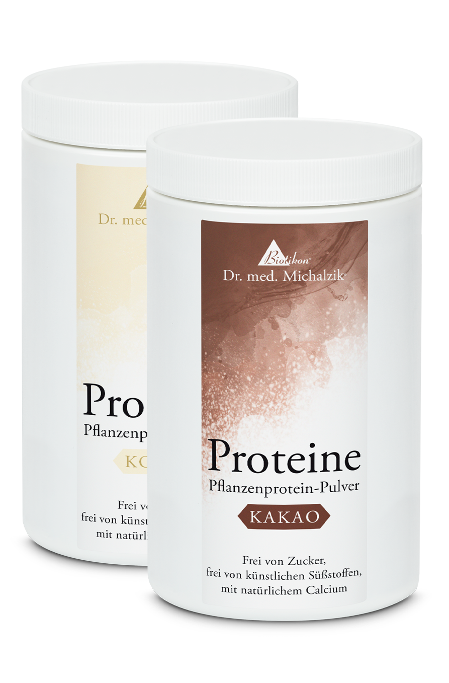 Pflanzenprotein-Pulver Kakao – 500 g Zwei weiße Dosen mit Pflanzenprotein-Pulver, eine in Kakaogeschmack, die andere in neutralem Geschmack, jeweils 500 g.