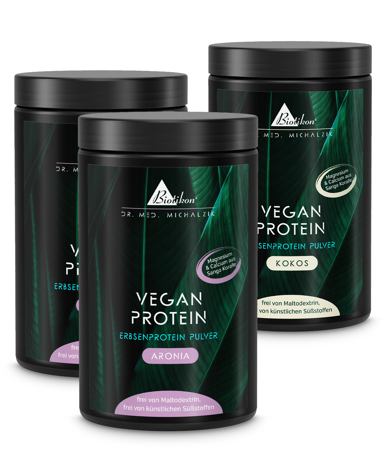 Drei Dosen Pflanzenprotein-Pulver in Weiß, Geschmacksrichtungen Aronia und Kokos, sichtbare Etiketten.