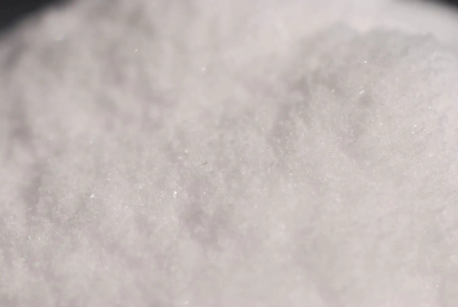 Sabalfrucht-Pulver Weißes, feines Kochsalz in einer Menge von 500 g, nah aufgenommen, granular und glänzend.