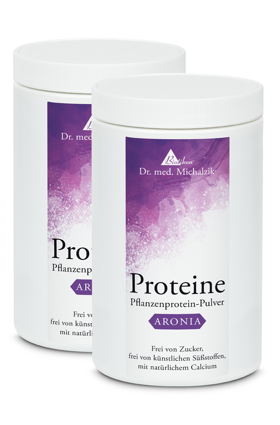 Pflanzenprotein-Pulver Aronia – 500 g Zwei Behälter mit Pflanzenprotein-Pulver in Weiß, Etikett lila, 500 g.