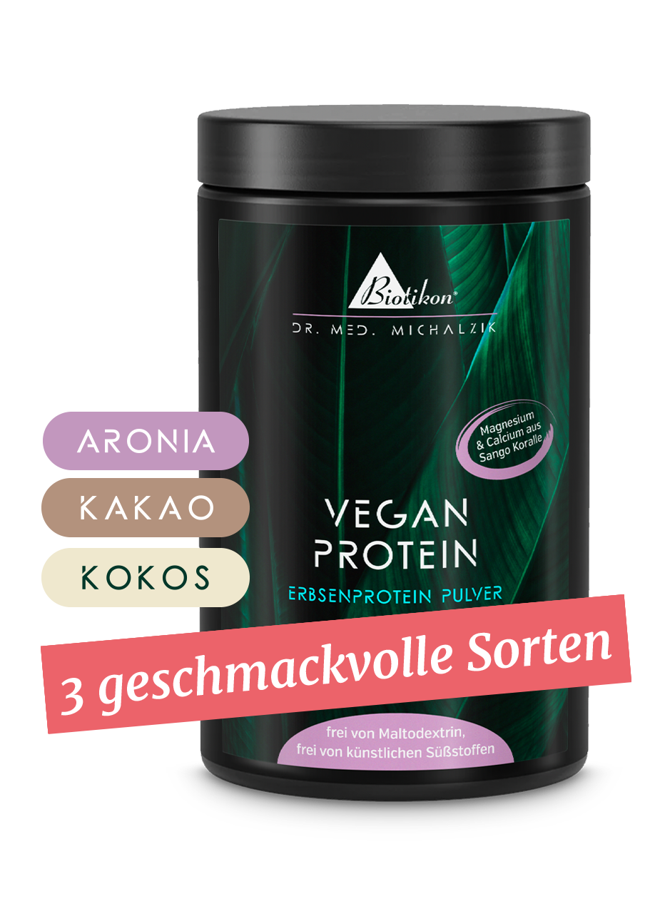 Pflanzenprotein-Pulver in einem weißen Behälter, 3 Geschmacksrichtungen: Aronia, Kakao, Kokos, lila und schwarze Etiketten.