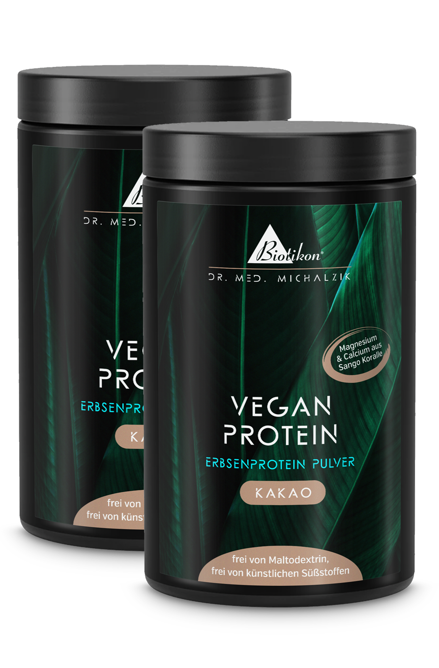 Zwei weiße Dosen mit Pflanzenprotein-Pulver Kakao, 500 g, auf weißem Hintergrund.