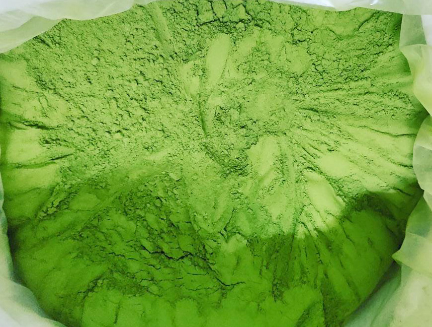 Grünes Superfood Pulver – 250 g Feines, grünes Pulver in einer Verpackung, gut sichtbar. Pulver hat eine leuchtende grüne Farbe und eine gleichmäßige Textur.