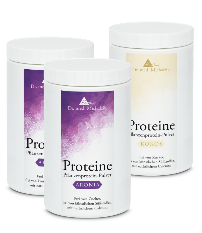 Pflanzenprotein-Pulver – 3 Geschmäcker Drei Dosen pflanzenbasierter Proteine in purpur- und weißer Verpackung, mit Geschmäckern Aronia und Kokos.